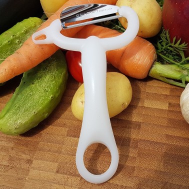 extra ostrá škrabka FUARI FIT PEELER s šikmou čepelí z nerezové oceli (stainless steel ) 18-8 mléčná