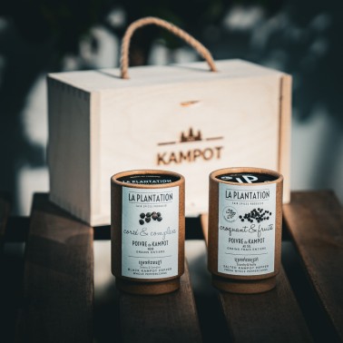 Dárková sada Kampotský černý a fermentovaný pepř 2x50g, dřevěný box