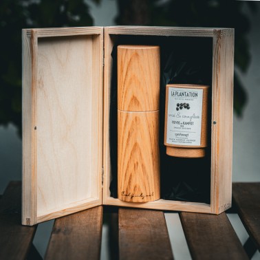 Dárková sada Český mlýnek jasan 20cm s černým Kampotským pepřem, dřevěný box