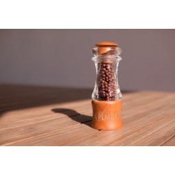 Mlýnek na pepř buk odstín třešeň + červený Kampotský pepř