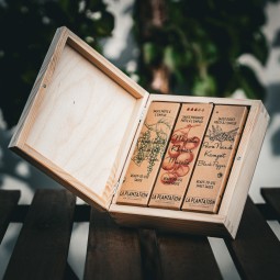 Dárkový set omáček La Plantation černý, zelený Kampotský pepř a Khmer Masala, dřevěný box