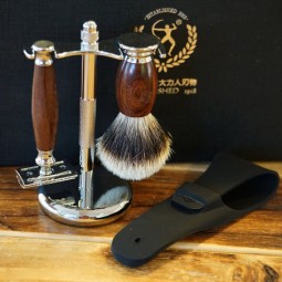 Dárková sada TITAN - holící strojek na klasické žiletky s cestovním gumovým pouzdrem, stojánek a ště